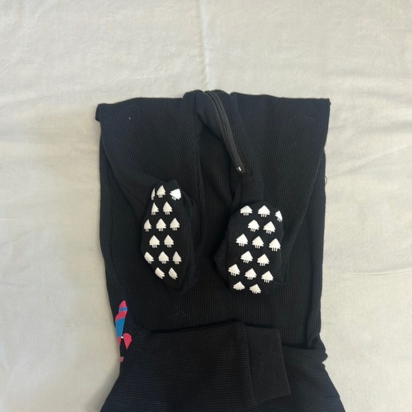 Arborist - NWOT - Playful Black and Pink Hockey design Footie - Picture 5 of 5